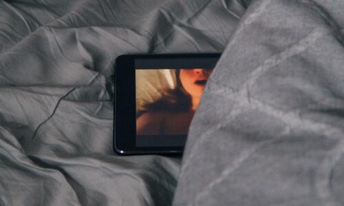 Como usar Pornografia para esquentar o relacionamento à distância