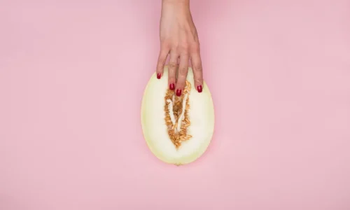 A ciência da conexão: Por que a presença mental triplica a satisfação feminina