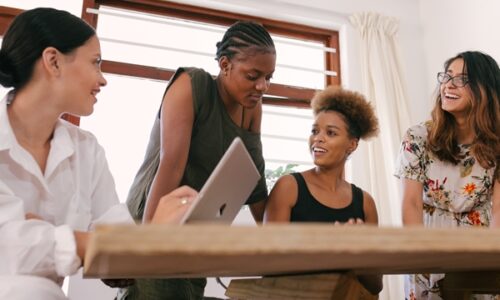 Ética e Privacidade: Mentoria automatizada é o novo refúgio seguro para mulheres