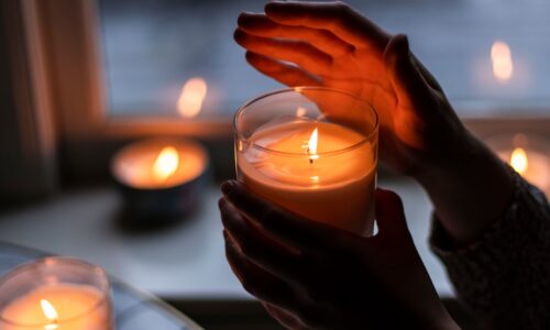 Velas de massagem: aqueça o clima sem errar